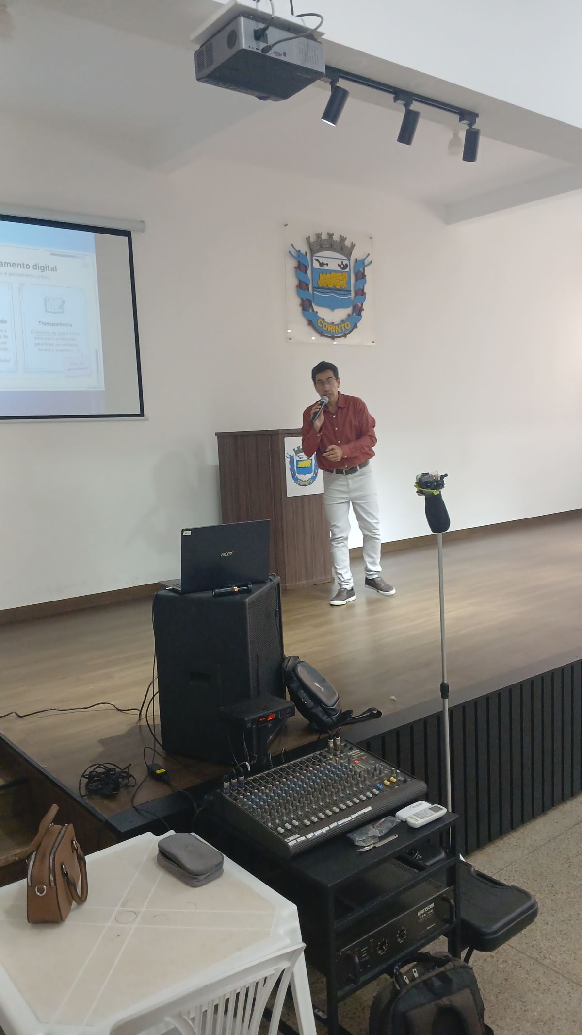 Palestra no auditório da E. E. Desembargador Canedo