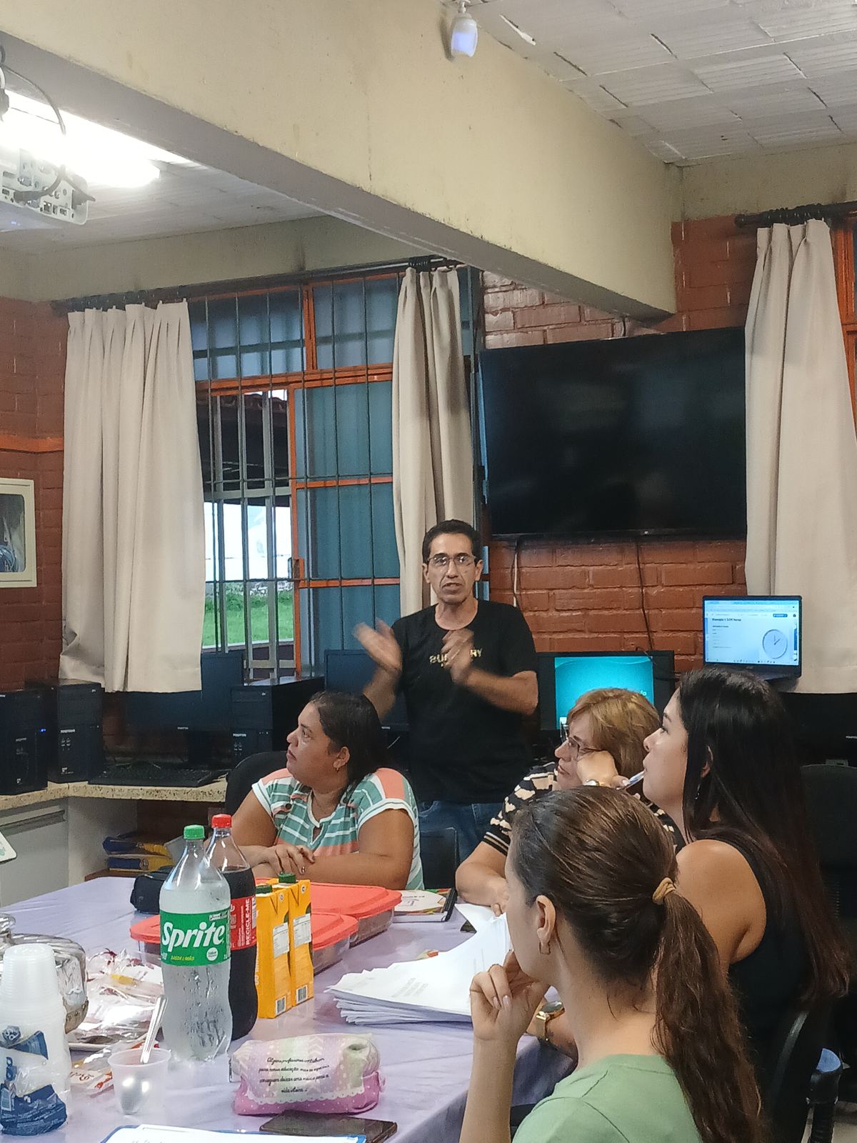 Reunião de módulo com professores em escola estadual de Corinto — MG